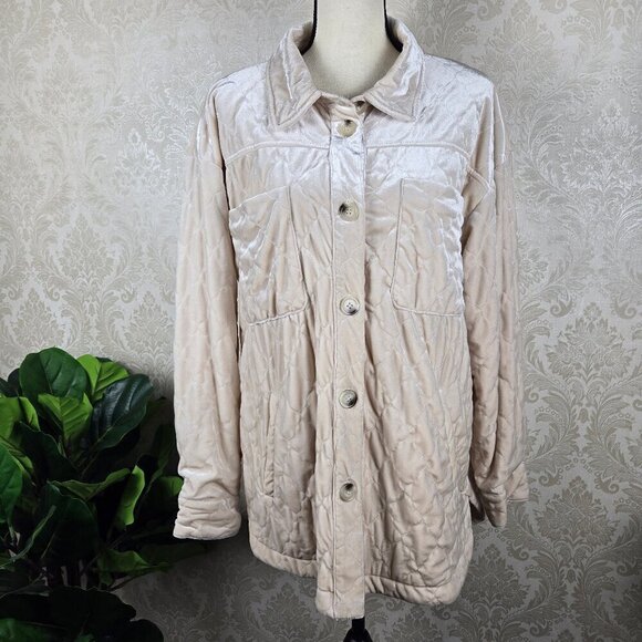 See and Be Seen Jackets & Blazers - See and Be Seen Size Med Cream Colored Quilted Shacket Button Front NWT